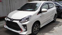 Desain belakang Toyota Agya dan Daihatsu Ayla 2020 tidak berbeda jauh. Namun jika membicarakan fascia Agya 2020 barulah ditemui perbedaan. Bentuk muka Agya 2020 menggunakan desain grille besar, namun dengan bentuk sarang lebah (honey comb). Selain itu, rumah fog lamp dan list bumper juga memiliki desain beda.Foto: Instagram @indra_fathan