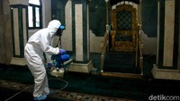 Petugas masuk ke dalam masjid dan menyemprotkan cairan disinfektan. Cairan disinfektan disemprot di area masjid dua lantai tersebut.