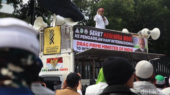 Aksi unjuk rasa PA 212-FPI masih berlangsung di depan Kedubes India. Aksi ini merupakan bentuk solidaritas massa terhadap muslim di India.