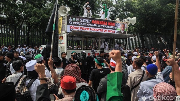 Suasana Terkini Aksi PA 212-FPI di Depan Kedubes India