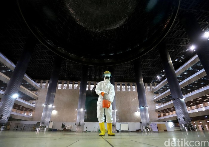 Masjid Istiqlal Disterilisasi untuk Cegah Corona Masjid Istiqlal tak ketinggalan menyiapkan diri dalam rangka mencegah penyebaran virus corona. Ruangan di masjid itu pun disterilisasi oleh petugas.