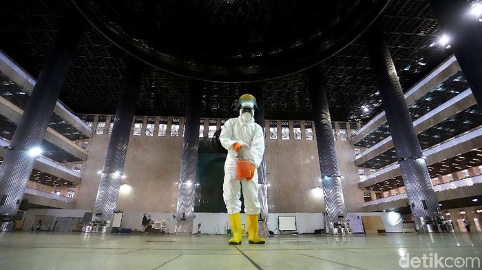 Masjid Istiqlal tak ketinggalan menyiapkan diri dalam rangka mencegah penyebaran virus corona. Ruangan di masjid itu pun disterilisasi oleh petugas.