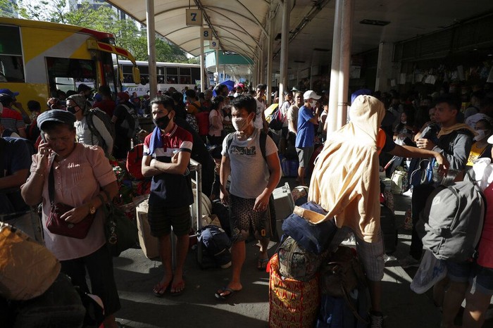 Suasana di Terminal Bus Manila Jelang Lockdown Imbas Corona Presiden Filipina Rodrigo Duterte umumkan kebijakan lockdown di Manila. Terminal bus di kawasan itu pun ramai oleh warga jelang kawasan itu dikunci imbas corona