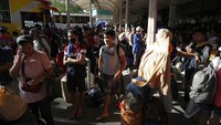Suasana di terminal bus Cubao yang berada di kawasan Manila, Filipina, ramai didatangi penumpang, Jumat (13/3/2020).