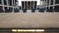 Suasana lengang juga terlihat di Josie Robertson Plaza yang berada di Lincoln Center, Kota New York. Virus corona yang mewabah di kawasna itu membuat sejumlah warga mengurangi aktivitas di luar ruangan guna mencegah terinfeksi COVID-19. AP Photo/Kathy Willens.