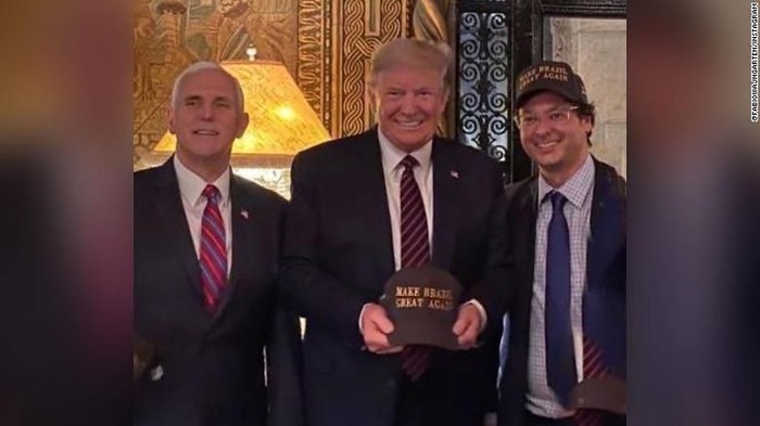 Foto Sekretaris Pers Presiden Brasil (kanan) dengan Trump dan Mike Pence (Instagram/@fabiowajngarten via CNN)