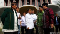 Selain Jusuf Kalla, sejumlah tokoh lainnya turut hadir di kegiatan bersih-bersih masjid tersebut. Kegiatan bersih-bersih itu diketahui berlangsung selama 15 menit di area Masjid Jami Baiturrahman.