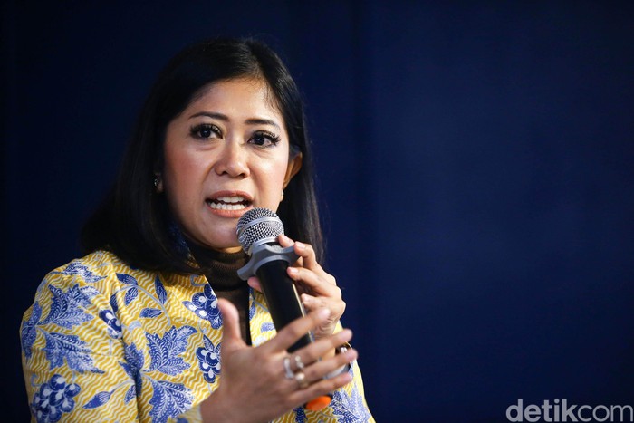 Partai Golkar menggelar diskusi bertemakan Bersatu Melawan Corona yang digelar di Little League, Kebayoran Baru, Jakarta Selatan, Jumat (13/3/2020). Diskusi dihadiri (kiri ke kanan) Satgas Waspada & Siaga Corona DR Erlina Burhan, Direktur Eksekutif CSIS Phillip J Vermonte, Ketua Komisi 1 DPR Meutya Hafid, dan Deputi V BIN Mayjen TNI Afini Boer.