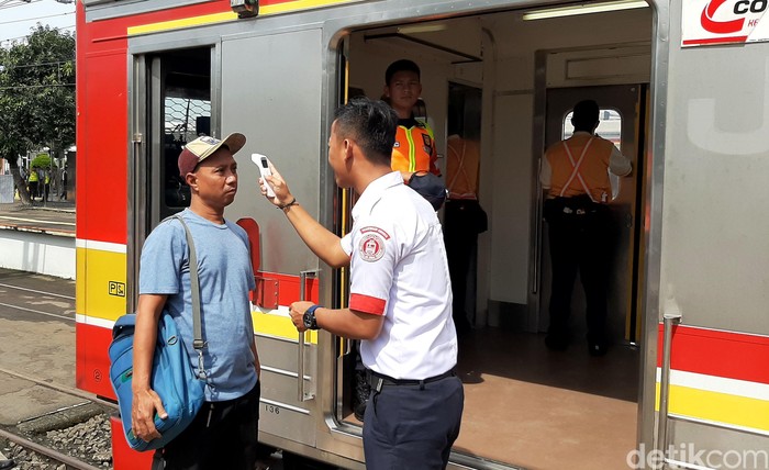 Pencegahan Virus Corona di Stasiun Bogor Beragam upaya cegah corona dilakukan pihak Stasiun Bogor. Di antanya periksa suhu tubuh penumpang hingga sediakan fasilitas antiseptik gratis di sejumlah area.