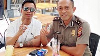 Pria yang menyebut dirinya sebagai Master Firasat ini termasuk aktif di media sosial, ia kerap mengunggah berbagai foto kegiatannya. Beberapa foto menunjukkan dirinya sedang asyik kulineran. Foto: instagram @wirangbirawa