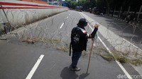 Jalan Rasuna Said yang mengarah ke Kedubes India ditutup dengan kawat berduri, Jumat (13/2/2020).