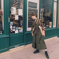 Outerwear panjang ternyata bisa terlihat lebih stylish ketika dipadukan rok lipit dan sepatu boots hitam. Gaya Suzy Bae ini bisa kamu tiru.  Foto: Instagram @skuukzky