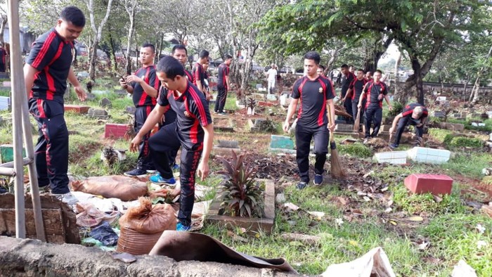 Satpol PP Depok bersih-bersih di kuburan viral karena dangdutan