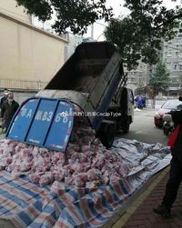 Dikritik Keras! Pejabat Antar Bahan Makanan dengan Truk Sampah di Wuhan