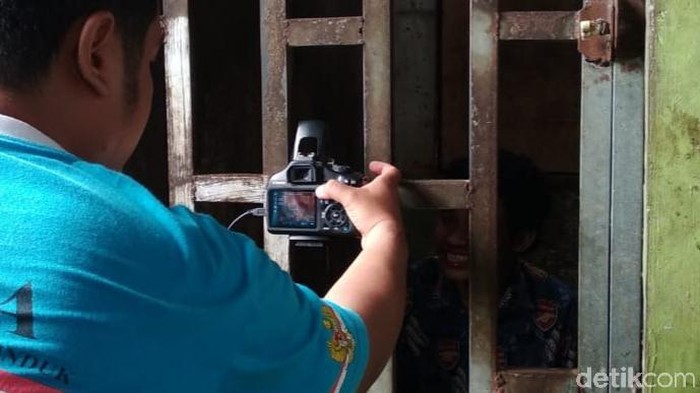 Bagas saat diambil foto untuk e-KTP. Dia dikurung 7 tahun karena suka membaui bensin
