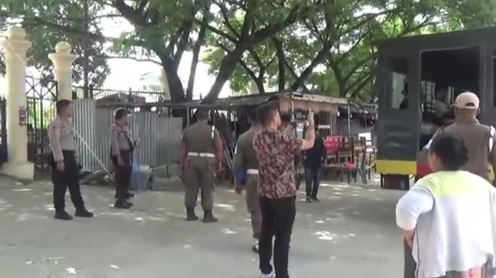 Aksi kejar-kejaran saat razia gelandangan di Kendari