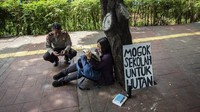 Pelajar SMA yang diketahui bernama Salsabila itu menggelar aksi sebagai bentuk kritik  atas diturunkannya fungsi kawasan Cagar Alam Kamojang dan Cagar Alam Gunung Papandayan menjadi Taman Wisata Alam (TWA).