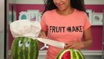 Ini Yolanda Gampp yang Berpose dengan Illusion Cake Buatannya