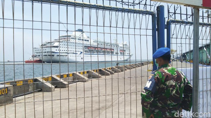 Kapal pesiar MV Colombus berlabuh di Pelabuhan Tanjung Emas Semarang