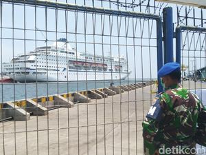Kapal Pesiar Columbus Berlabuh di Semarang, Ratusan Turis Asing Turun