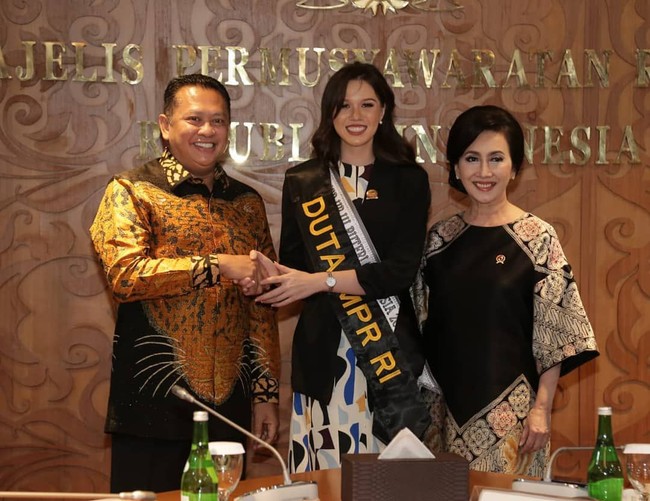 Kalista Iskandar, finalis Puteri Indonesia 2020 dari Sumatera Barat, bertatap muka lagi dengan Ketua MPR RI Bambang Soesatyo saat diangkat sebagai salah satu Duta MPR RI. Pertemuan yang berlangsung di ruang kerja Ketua MPR, Kamis (12/3/2020), tersebut menyusul momen Kalista salah melafalkan Pancasila saat ditanya oleh Bamsoet di malam Pemilihan Puteri Indonesia 2020 pekan lalu. (Foto: Instagram/@bambang.soesatyo dan @officialputeriindonesia)