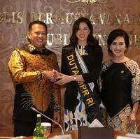 Kalista Iskandar, finalis Puteri Indonesia 2020 dari Sumatera Barat, bertatap muka lagi dengan Ketua MPR RI Bambang Soesatyo saat diangkat sebagai salah satu Duta MPR RI. Pertemuan yang berlangsung di ruang kerja Ketua MPR, Kamis (12/3/2020), tersebut menyusul momen Kalista salah melafalkan Pancasila saat ditanya oleh Bamsoet di malam Pemilihan Puteri Indonesia 2020 pekan lalu. (Foto: Instagram/@bambang.soesatyo dan @officialputeriindonesia)
