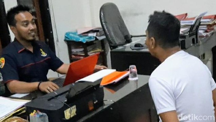 Seorang PNS ditahan karena menyodomi pelajar di Bondowoso. Di waktu bersamaan, pelajar ini juga disodomi seorang pegawai honorer.