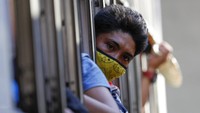 Guna mencegah penyebaran COVID-19 makin meluas, Duterte juga menyetujui resolusi untuk membatasi persebaran virus, termasuk larangan massa berkumpul, sekolah tutup sebulan, dan karantina komunitas di area yang ada kasus. Perjalanan domestik dari dan menuju Manila juga dihentikan.