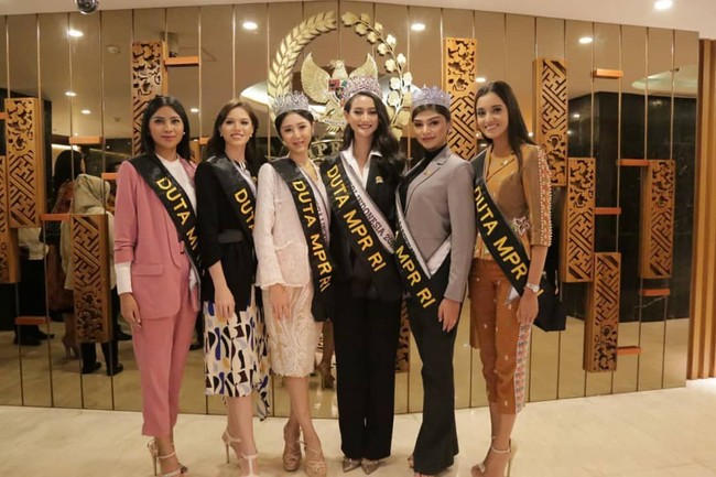 Kalista Iskandar yang menyandang gelar Puteri Indonesia Runner-Up III 2020 datang bersama rombongan Puteri Indonesia 2020 lainnya. Hadir Puteri Indonesia 2020 Rr. Ayu Maulida Putri, Puteri Indonesia Lingkungan 2020 Putu Ayu Saraswati, Puteri Indonesia Pariwisata 2020 Jihane Almira Chedid, Puteri Indonesia Runner-Up IV 2020 Angel Virginia Boelan dan Puteri Indonesia Runner-Up V 2020 Yoan Clara Teken. (Foto: Instagram/@bambang.soesatyo dan @officialputeriindonesia)