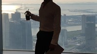 Walau terlihat siluetnya saja tapi gaya Seo Joon saat minum kopi dengan pemandangan indah di sore hari berhasil mencuri perhatian para penggemarnya. Foto: Instagram @bn_sj2013