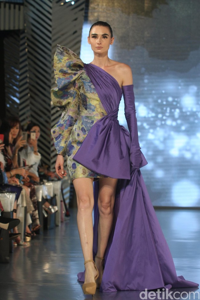 Sebastian Gunawan menampilkan koleksi terbarunya di acara Fashion Nation 2020, di Senayan City, Jakarta. Kamis [12/3/2020]. Foto: Mohammad Abduh/Wolipop.