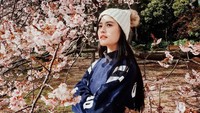Tak hanya di dalam negeri, Zahra juga pernah traveling ke Negeri Sakura Jepang pertengahan Februari kemarin. Ia pun berpose dengan bunga sakura yang mulai mekar. Kawaii!! (@zahramell/Instagram)