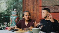 Mampir ke restoran fine dining Indonesia, Didi disuguhi ragam santapan enak bersama Ferdy. Kira-kira mereka lagi bahas apa ya? Foto: Instagram didiriyadi_official