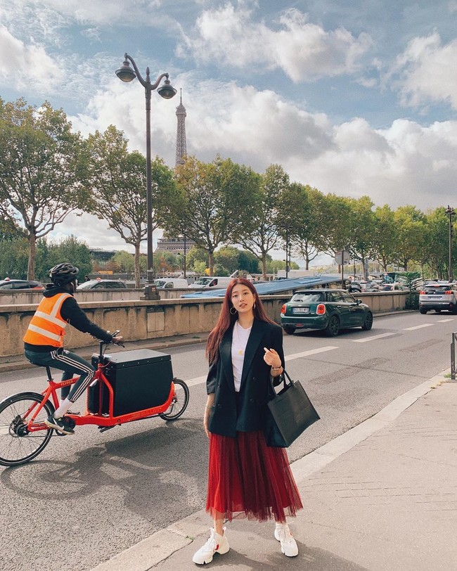 Penampilan Bae Suzy memang punya kesan feminin yang kental. Idol sekaligus aktris Korea Selatan itu pun sering kali memakai rok di berbagai kesempatan. Ketika jalan-jalan, ia tampak cantik saat memadukan rok maksi yang flowy dan blazer. Foto: Instagram @skuukzky