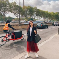 Penampilan Bae Suzy memang punya kesan feminin yang kental. Idol sekaligus aktris Korea Selatan itu pun sering kali memakai rok di berbagai kesempatan. Ketika jalan-jalan, ia tampak cantik saat memadukan rok maksi yang flowy dan blazer. Foto: Instagram @skuukzky