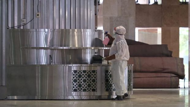 Jokowi Pantau Sterilisasi Masjid Istiqlal Cegah Corona