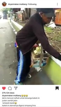 Kakek Maman dari Garut Semangat Jualan Camilan Meski Kakinya Lumpuh