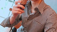 Aktor tampan berusia 31 tahun ini juga sangat suka dengan es krim. Ia paling suka dengan es krim vanilla dilengkapi topping cokelat di sampingnya. Foto: Instagram @bn_sj2013