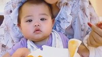 Meskipun anaknya tidak ikut makan tapi DJ Butterfly sering mengajak anaknya mukbang bareng. Si kecil yang gembil ini hanya memperhatikan ibunya makan. Foto: instagram @djkattybutterfly