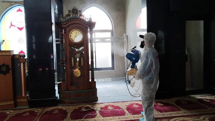 Masjid Jami Baiturrahman Disemprot Disinfektan