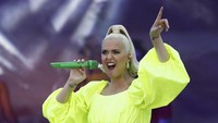Katy Perry saat tampil di acara amal di Bright, Australia pada Rabu (11/3) lalu. Getty Images/Daniel Pockett