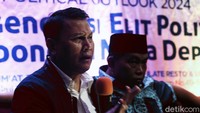 Hadir sebagai pembicara, yakni beberapa tokoh politik, yaitu DR. Dedi Kurnia Syah, Arif Puyono, Haris Azar, Mardani Ali Sera.