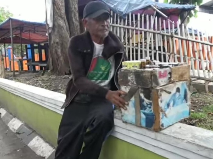 kakek jual asongan di garut