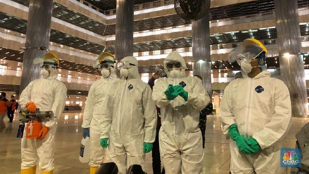 Peninjauan Proses Pembersihan/Sterilisasi dengan Disinfektan di Masjid Istiqlal. (CNBC Indonesia/Chandra Gian Asmara)