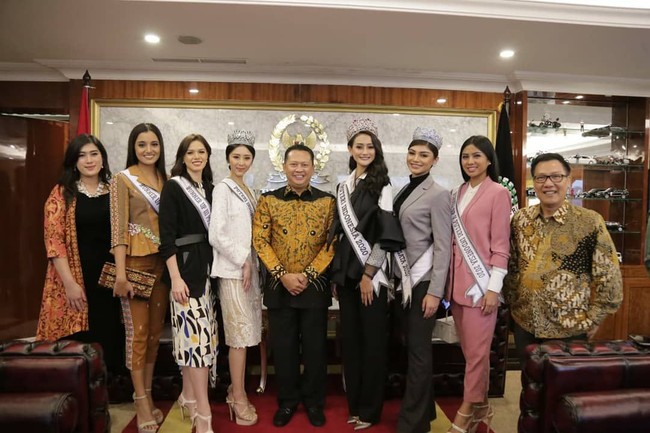 Kesalahan Kalista Iskandar di malam final Puteri Indonesia 2020 menuai pro dan kontra. Ada yang mengkritik, tapi tak sedikit pula yang mendukung. Seperti Kalista, Bamsoet pun tak luput dari kritikan dan pujian. Setidaknya, pertemuan ini dapat berdampak positif bagi kedua belah pihak. (Foto: Instagram/@bambang.soesatyo dan @officialputeriindonesia)