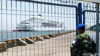 Wali Kota Surabaya Tri Rismaharini mengaku menolak kapal pesiar MV Columbus sandar di Surabaya. Risma tidak ingin ada risiko terhadap kedatangan kapal tersebut.