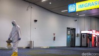 Lantai hingga fasilitas di Terminal 3 Bandara Soekarno-Hatta disemprot cairan disinfektan.