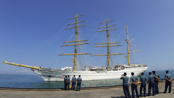 KRI Dewasuci dan KRI Bima Suci bersandar di Makassar.
