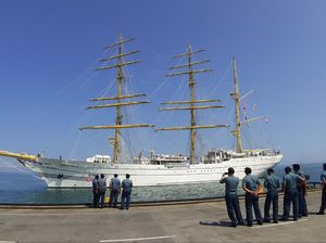 Jelang Launching Garuda di Lautku, KRI Dewaruci-KRI Bima Suci Tiba di Makassar