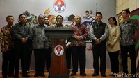 Setelah hampir tiga jam melakukan rapat, Amali malah menyerahkan keputusan kepada cabang olahraga masing-masing.